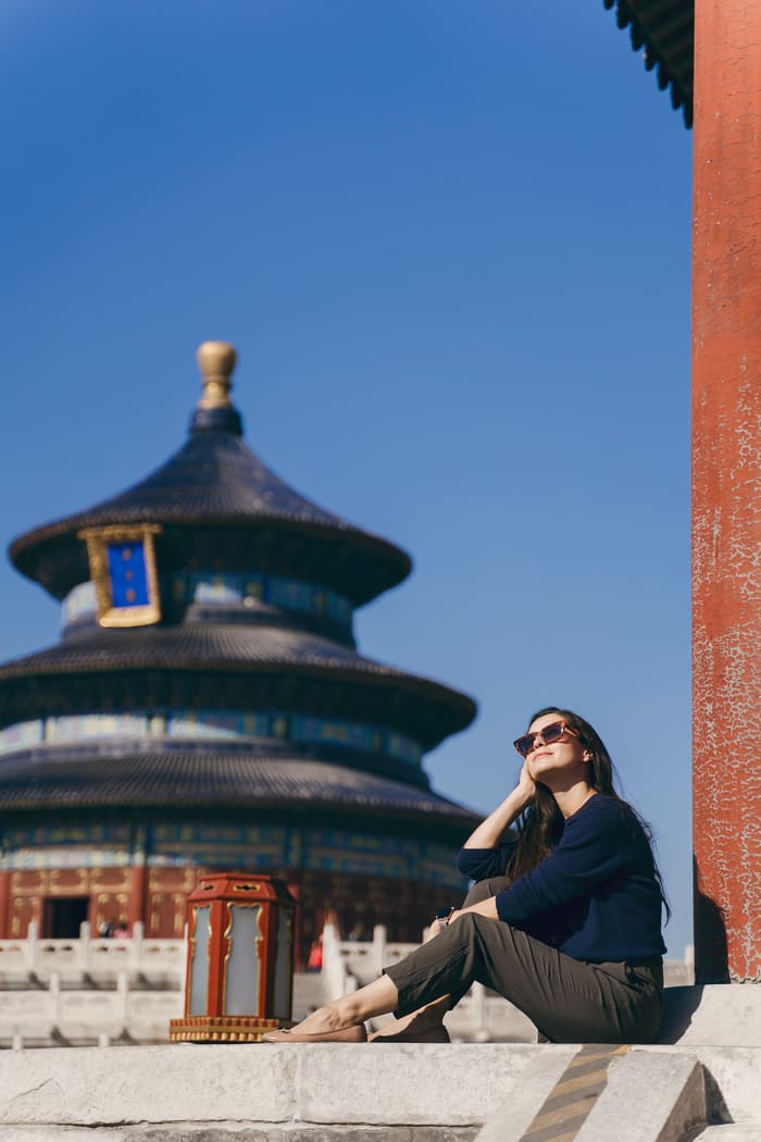 viaje a beijing mujer posando con gafas